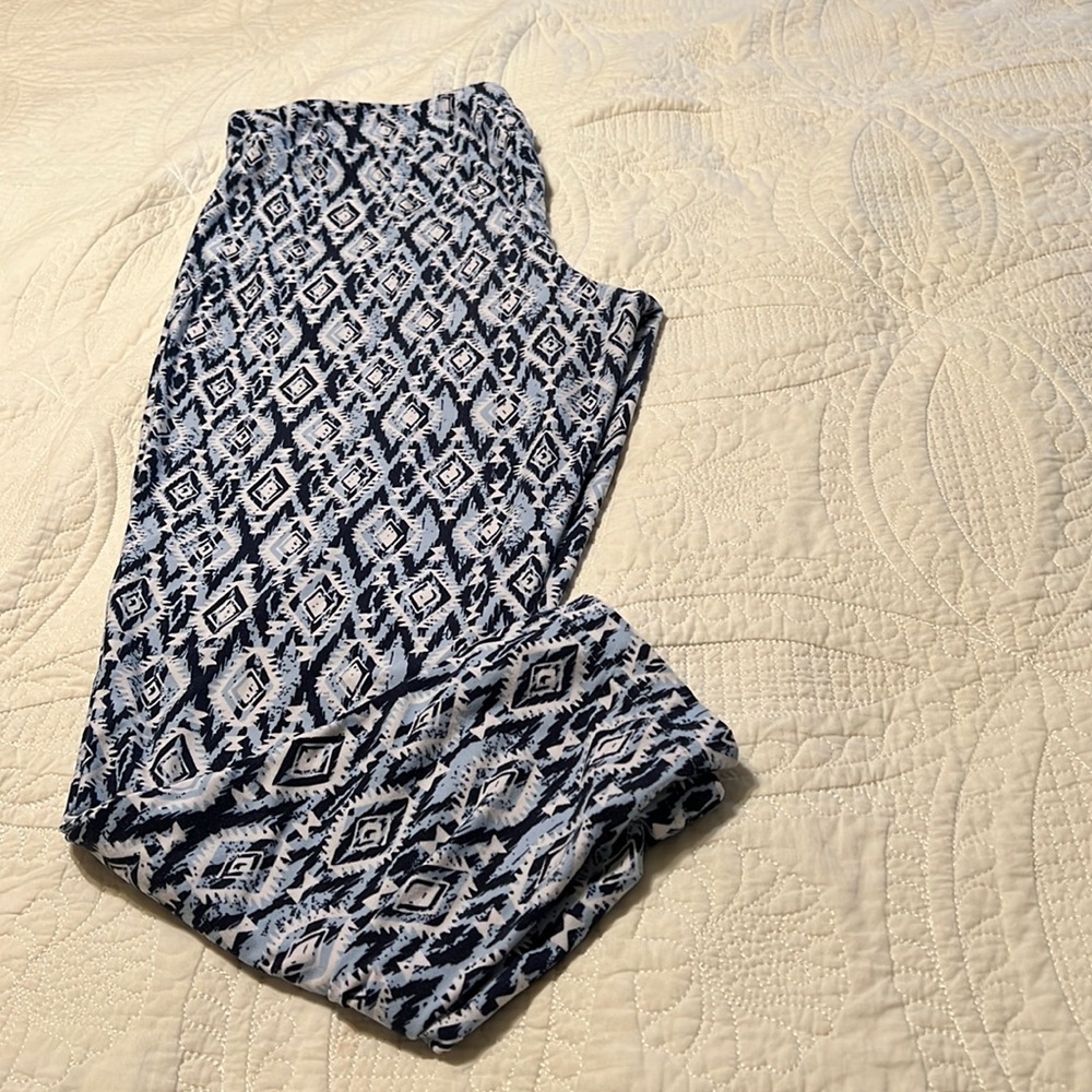 I think this is Lularoe legging ladies XL (no tag) material is stretchy and soft